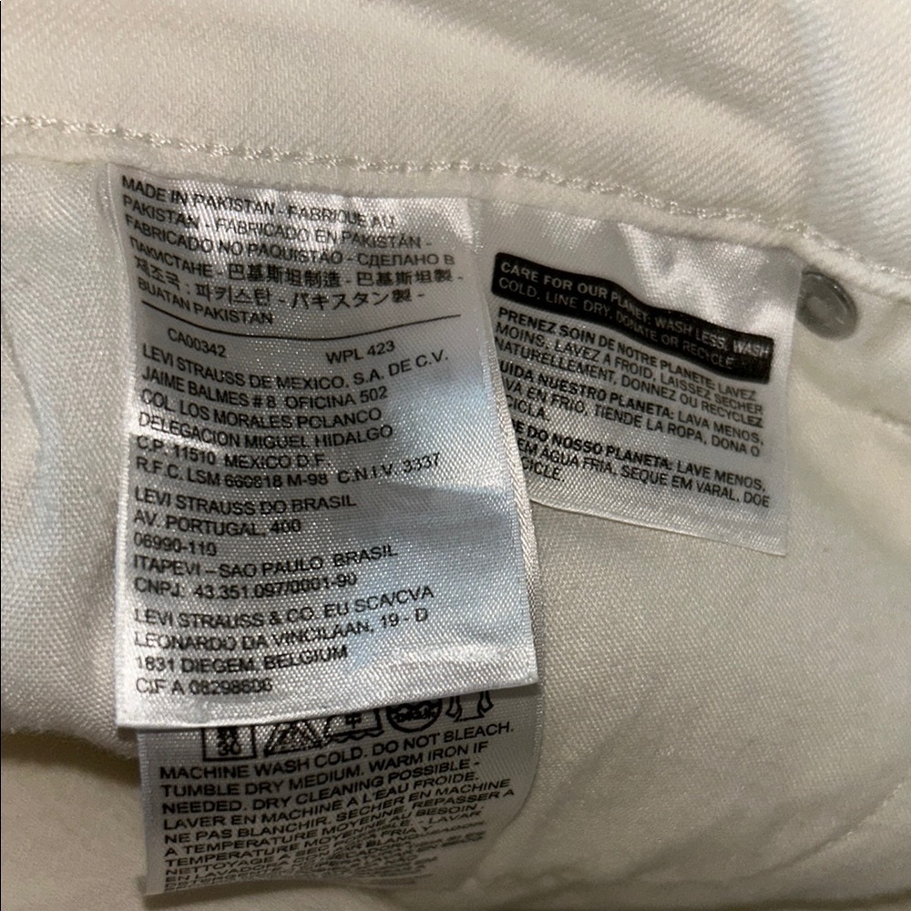 2x15 Levi's White Capri Pants with Frayed Hem - Picture 7 of 7